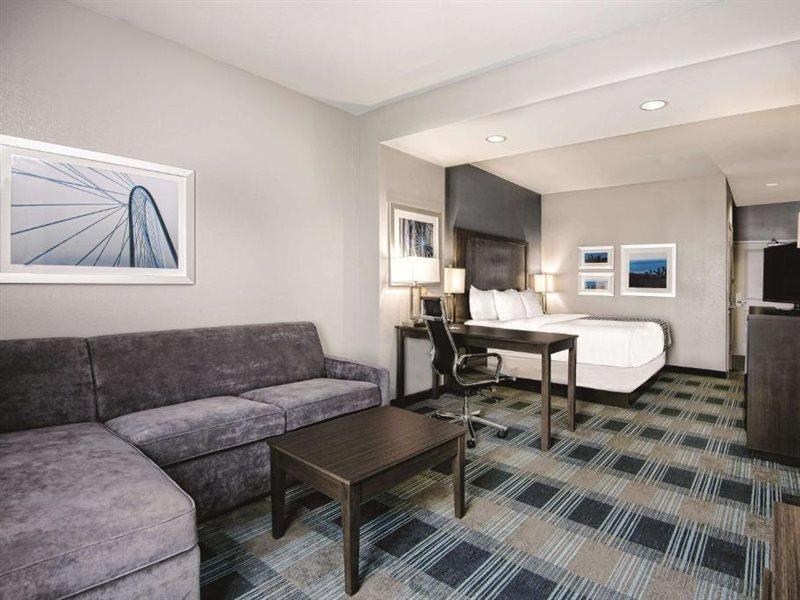 La Quinta By Wyndham Victoria - South Hotel Exterior photo