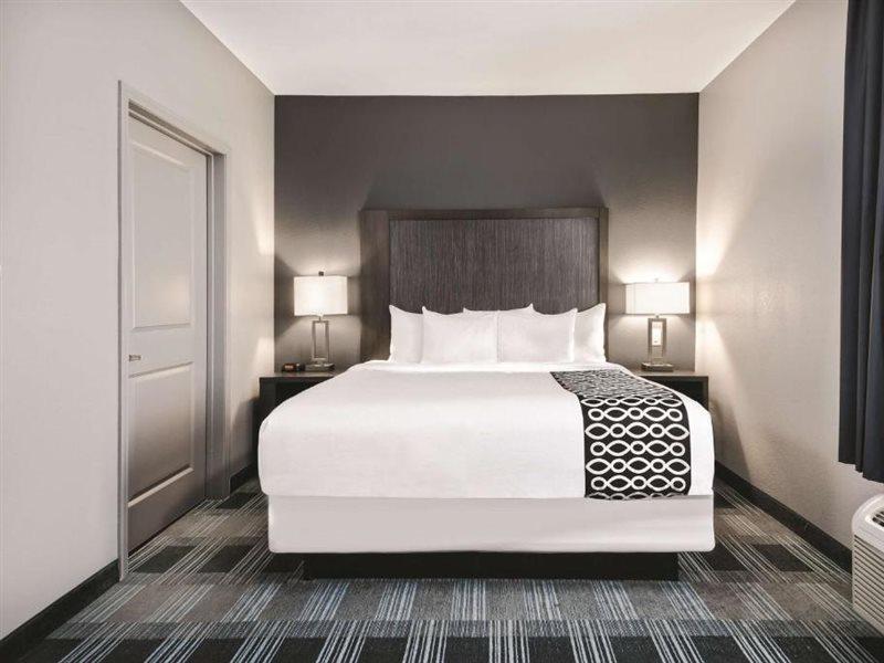 La Quinta By Wyndham Victoria - South Hotel Exterior photo