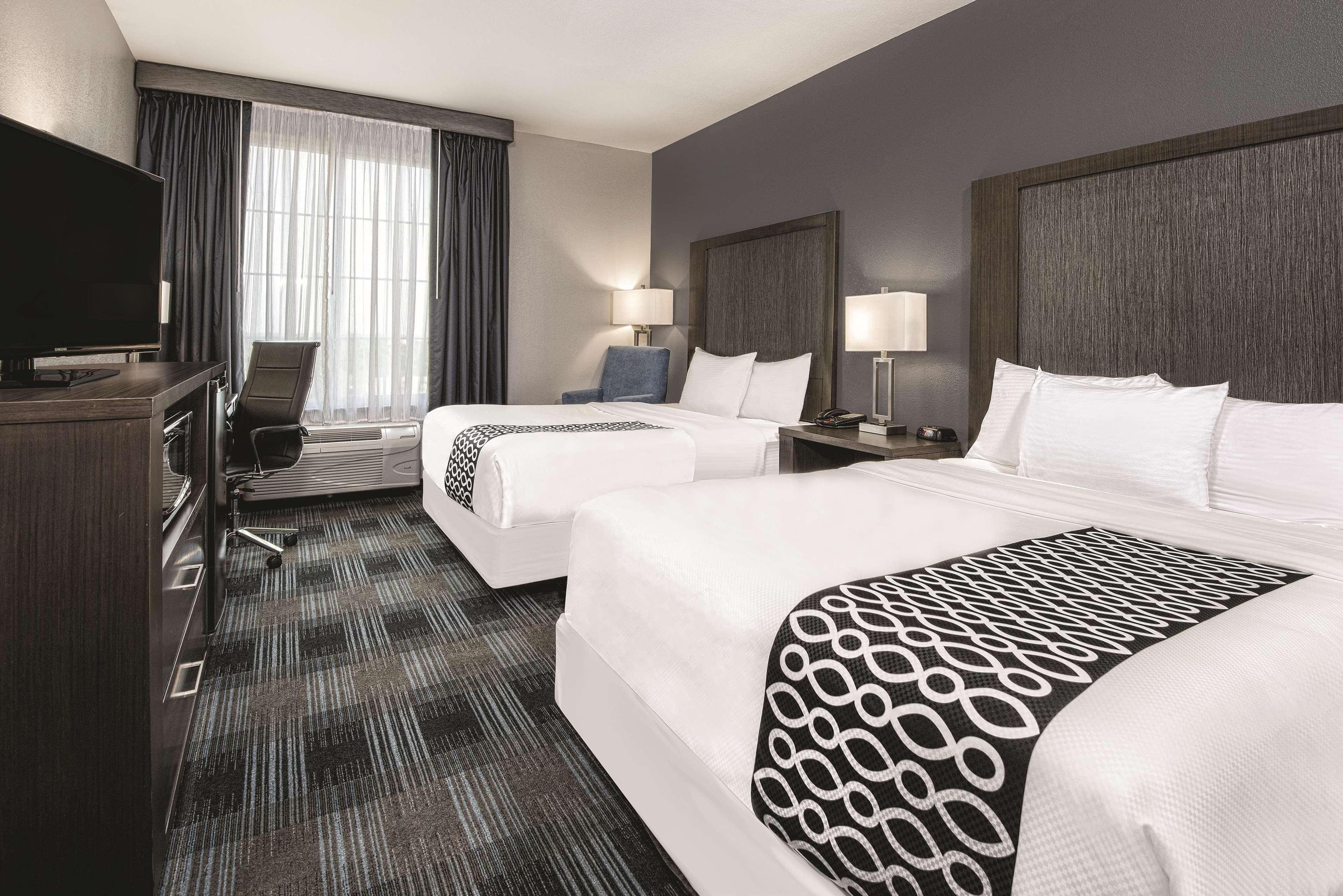 La Quinta By Wyndham Victoria - South Hotel Exterior photo