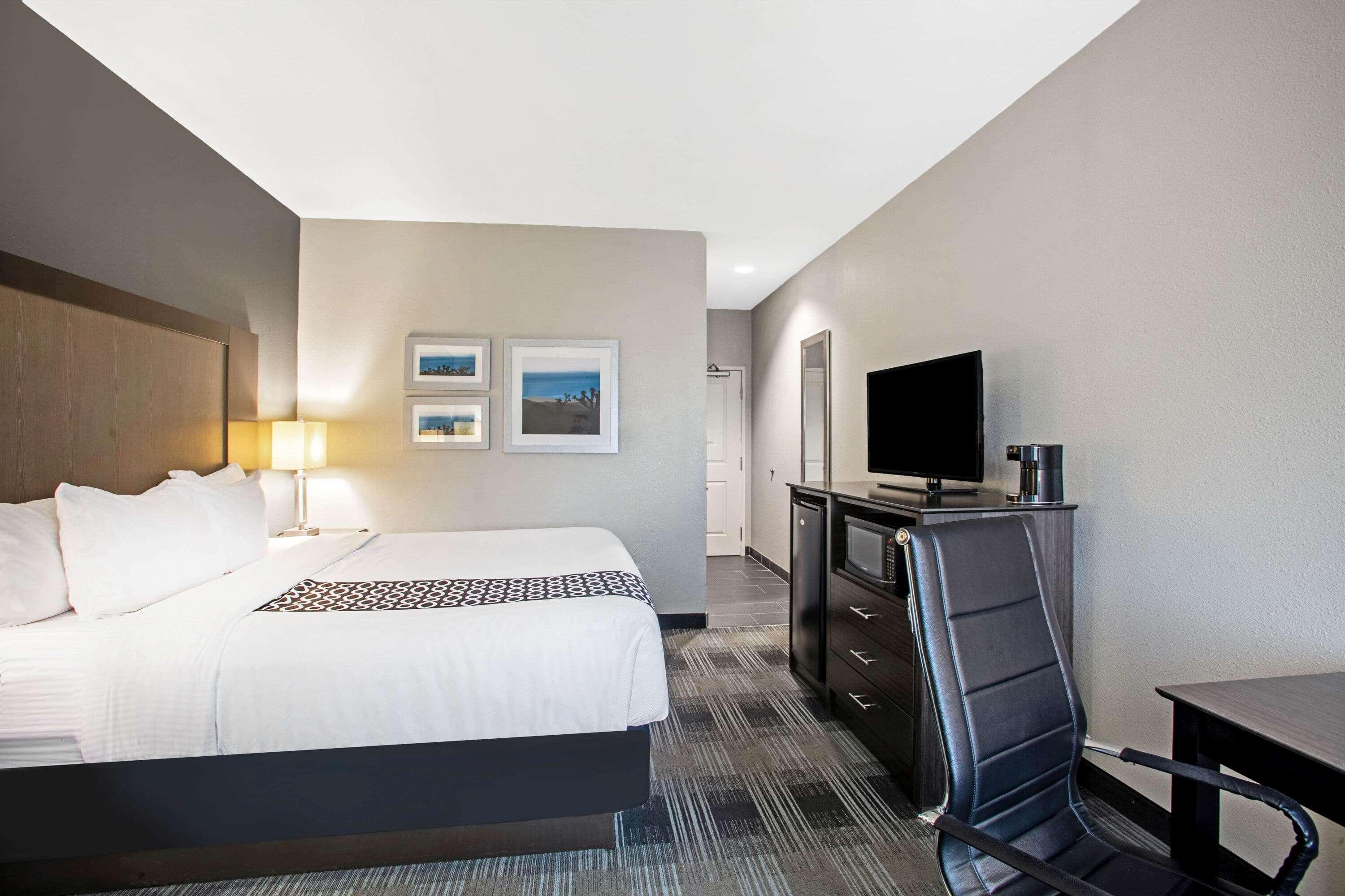 La Quinta By Wyndham Victoria - South Hotel Exterior photo