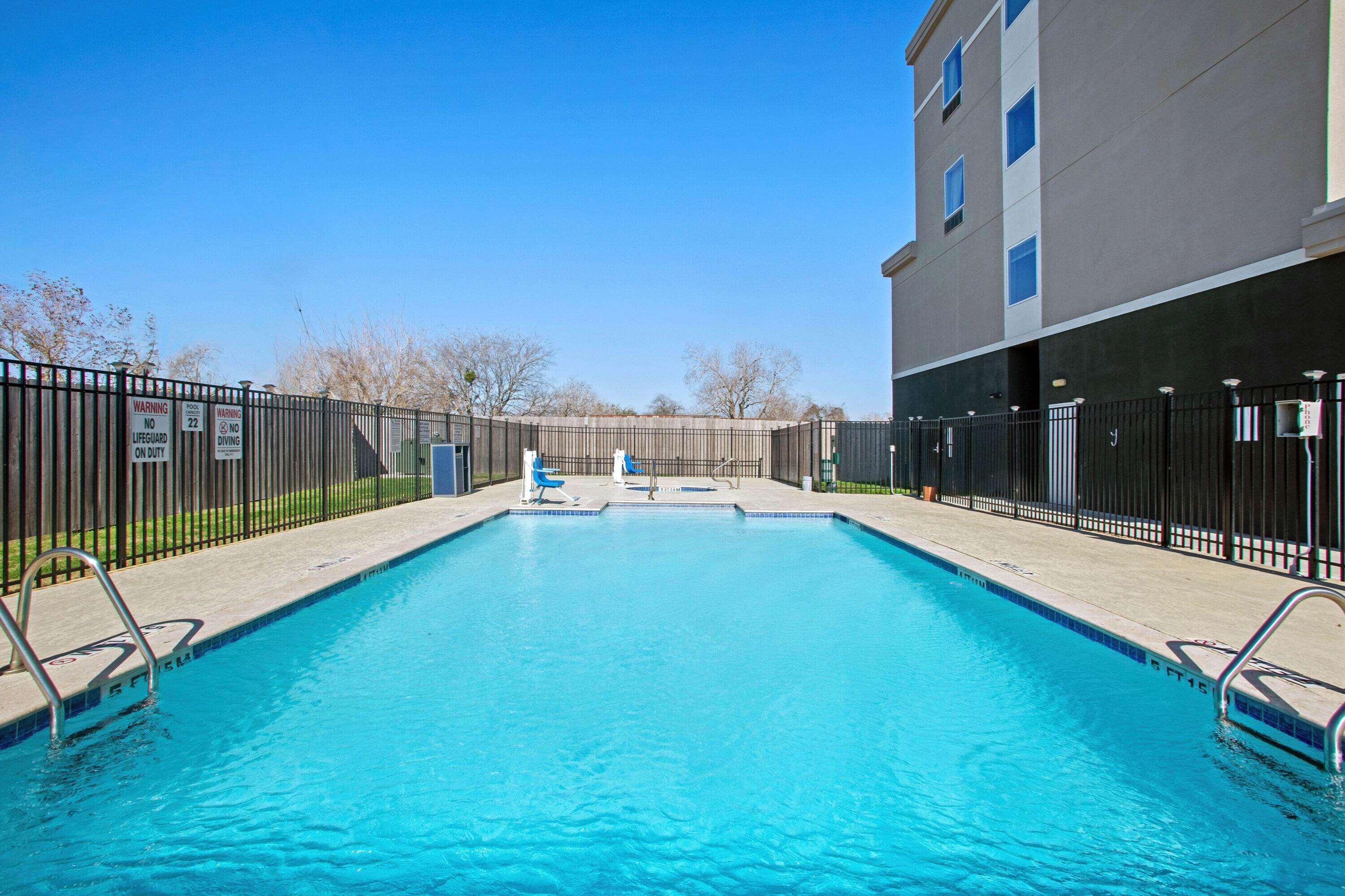 La Quinta By Wyndham Victoria - South Hotel Exterior photo