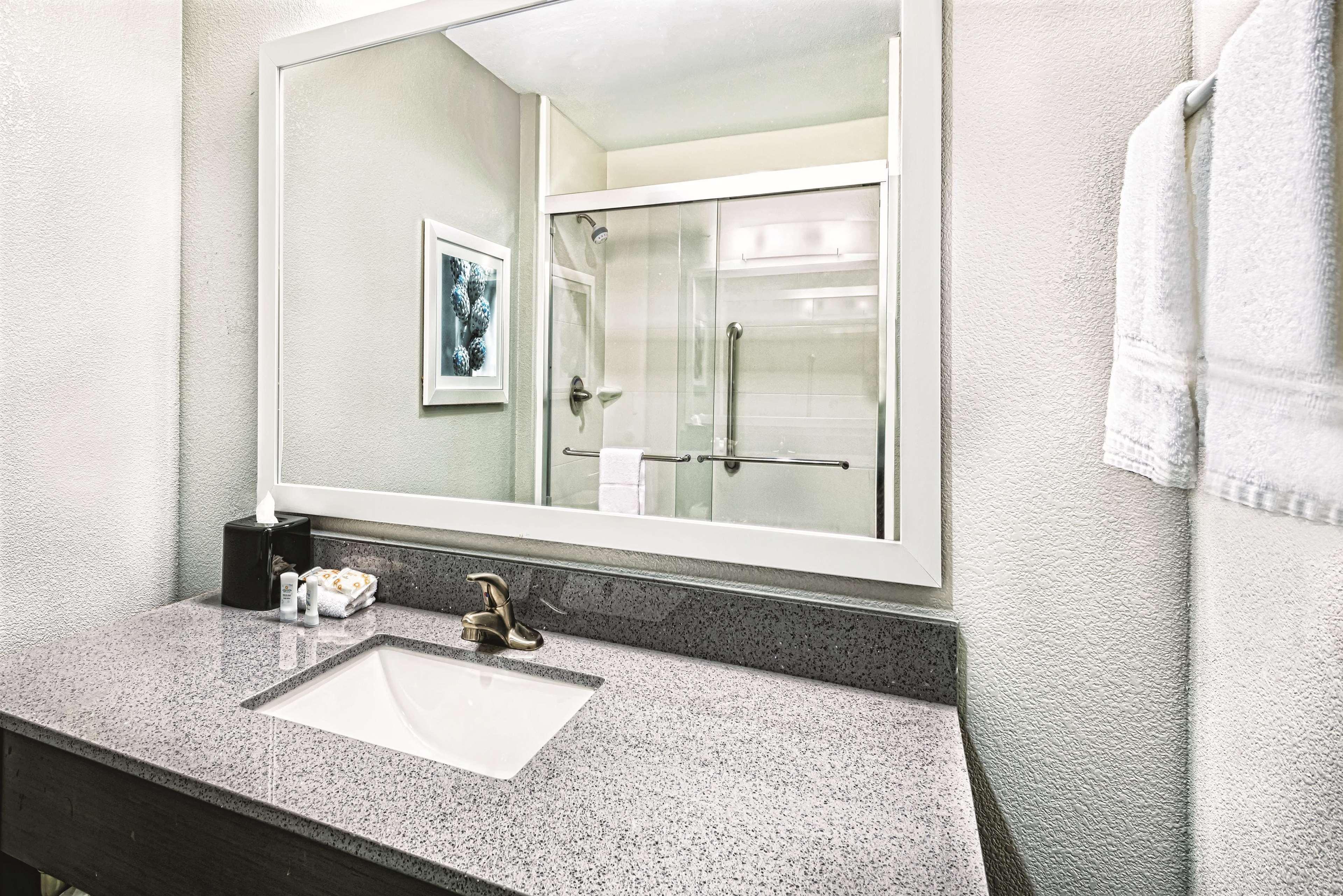 La Quinta By Wyndham Victoria - South Hotel Exterior photo