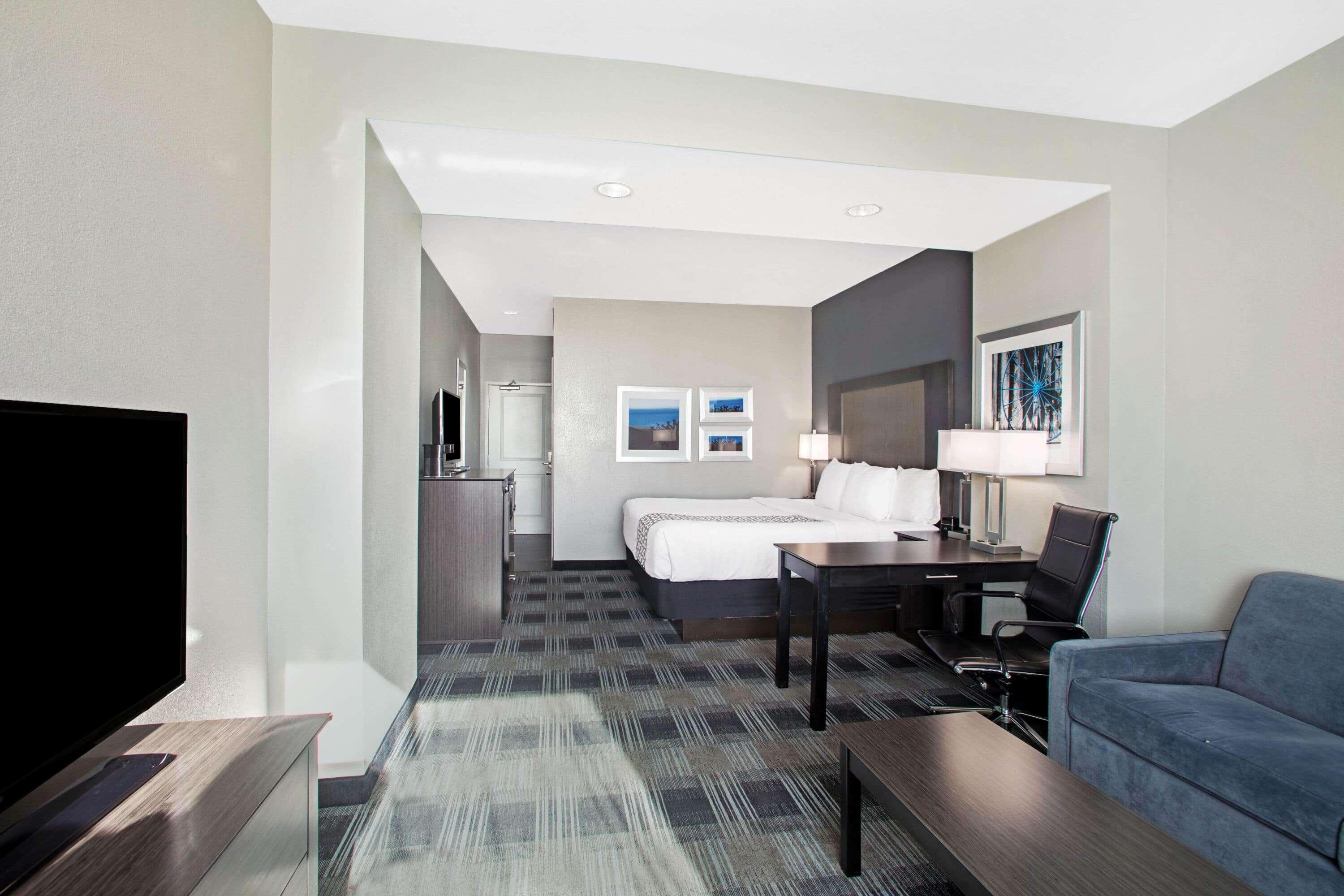 La Quinta By Wyndham Victoria - South Hotel Exterior photo