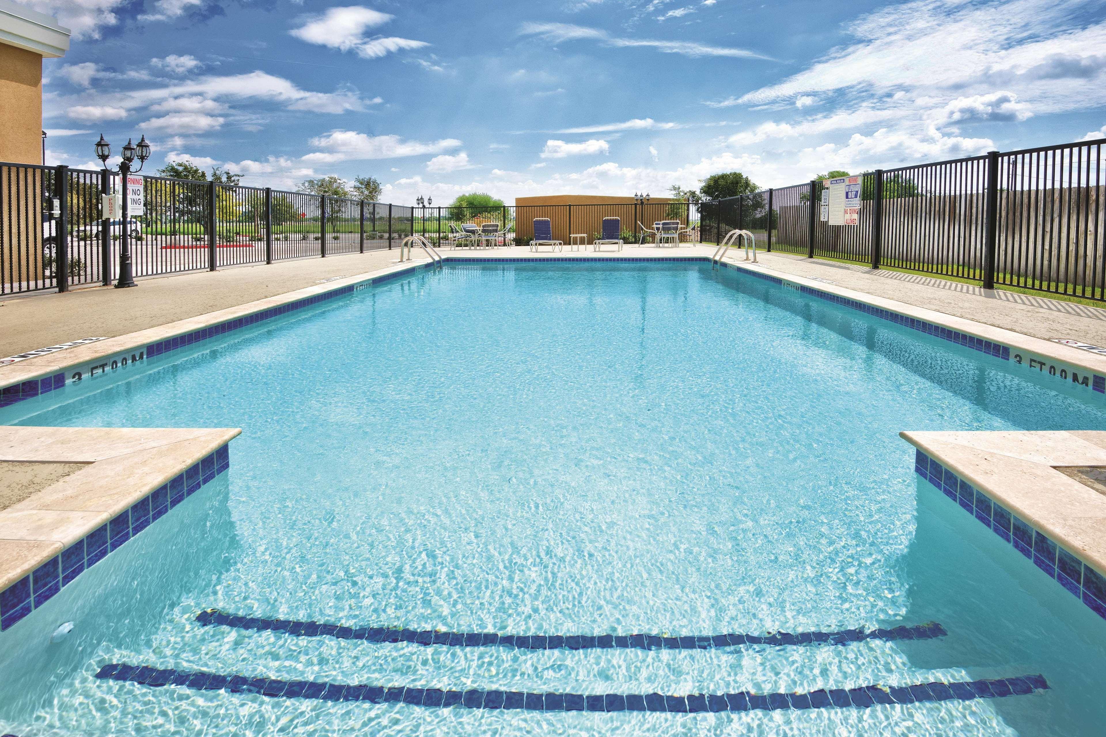 La Quinta By Wyndham Victoria - South Hotel Exterior photo