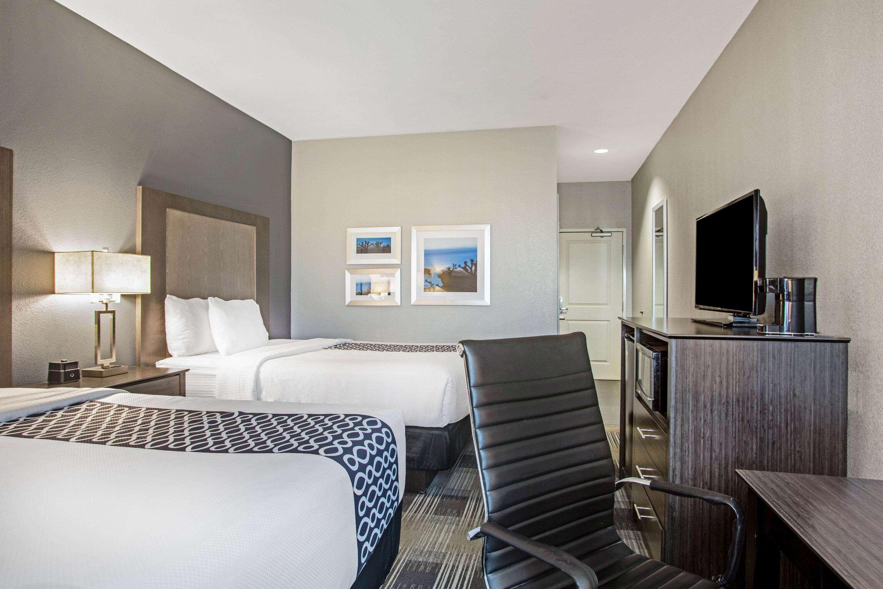 La Quinta By Wyndham Victoria - South Hotel Exterior photo