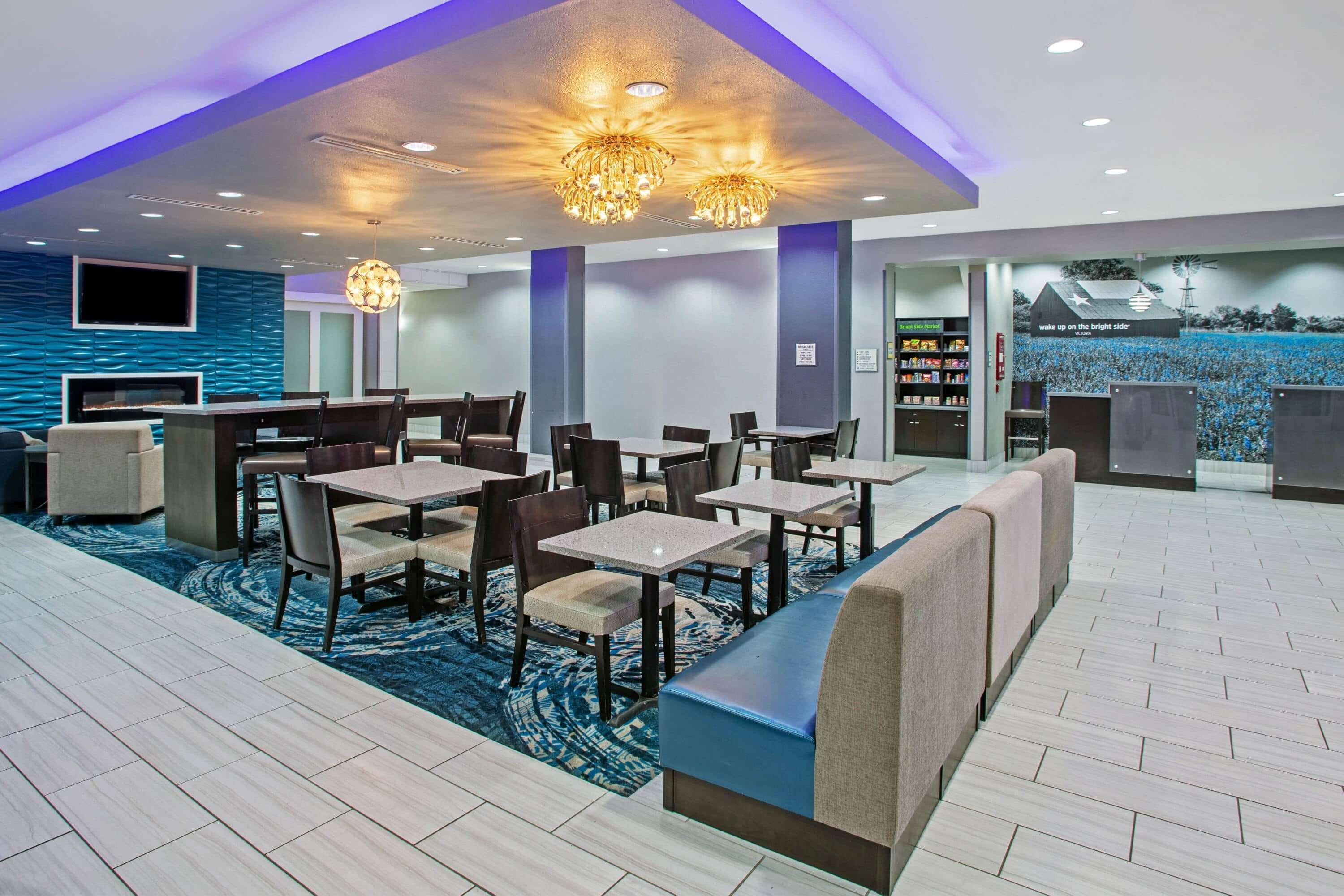 La Quinta By Wyndham Victoria - South Hotel Exterior photo