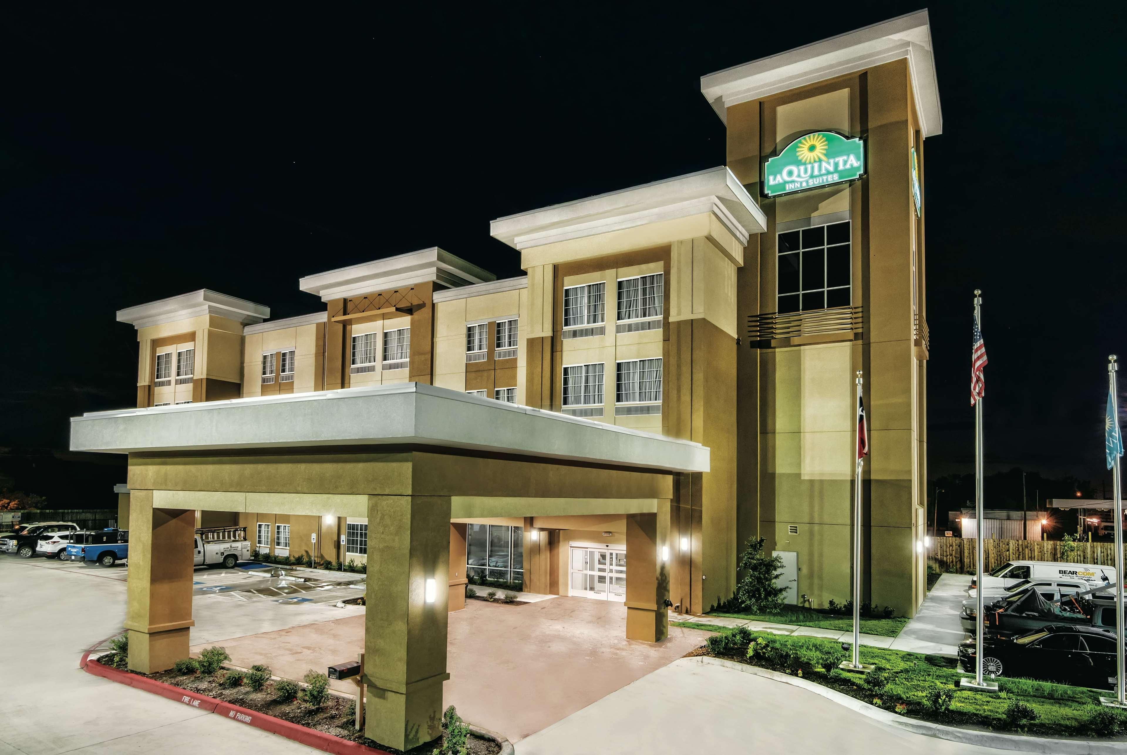 La Quinta By Wyndham Victoria - South Hotel Exterior photo