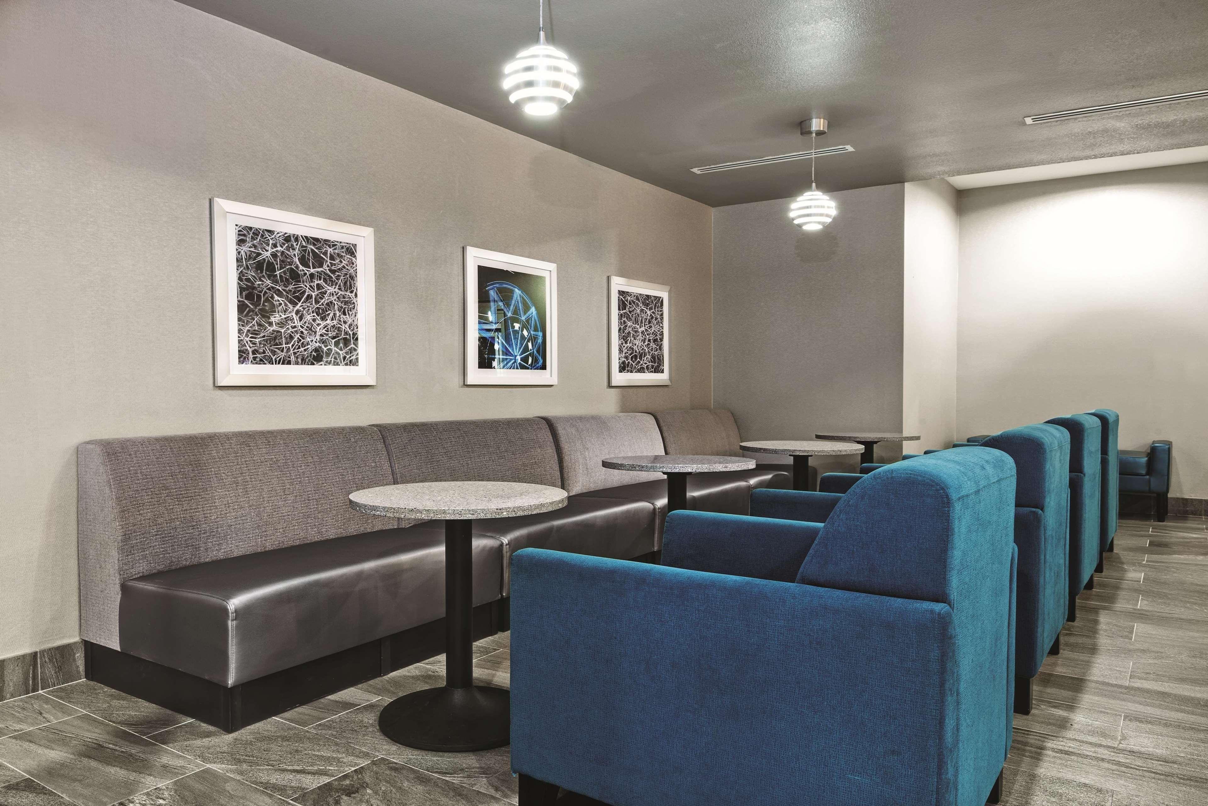 La Quinta By Wyndham Victoria - South Hotel Exterior photo
