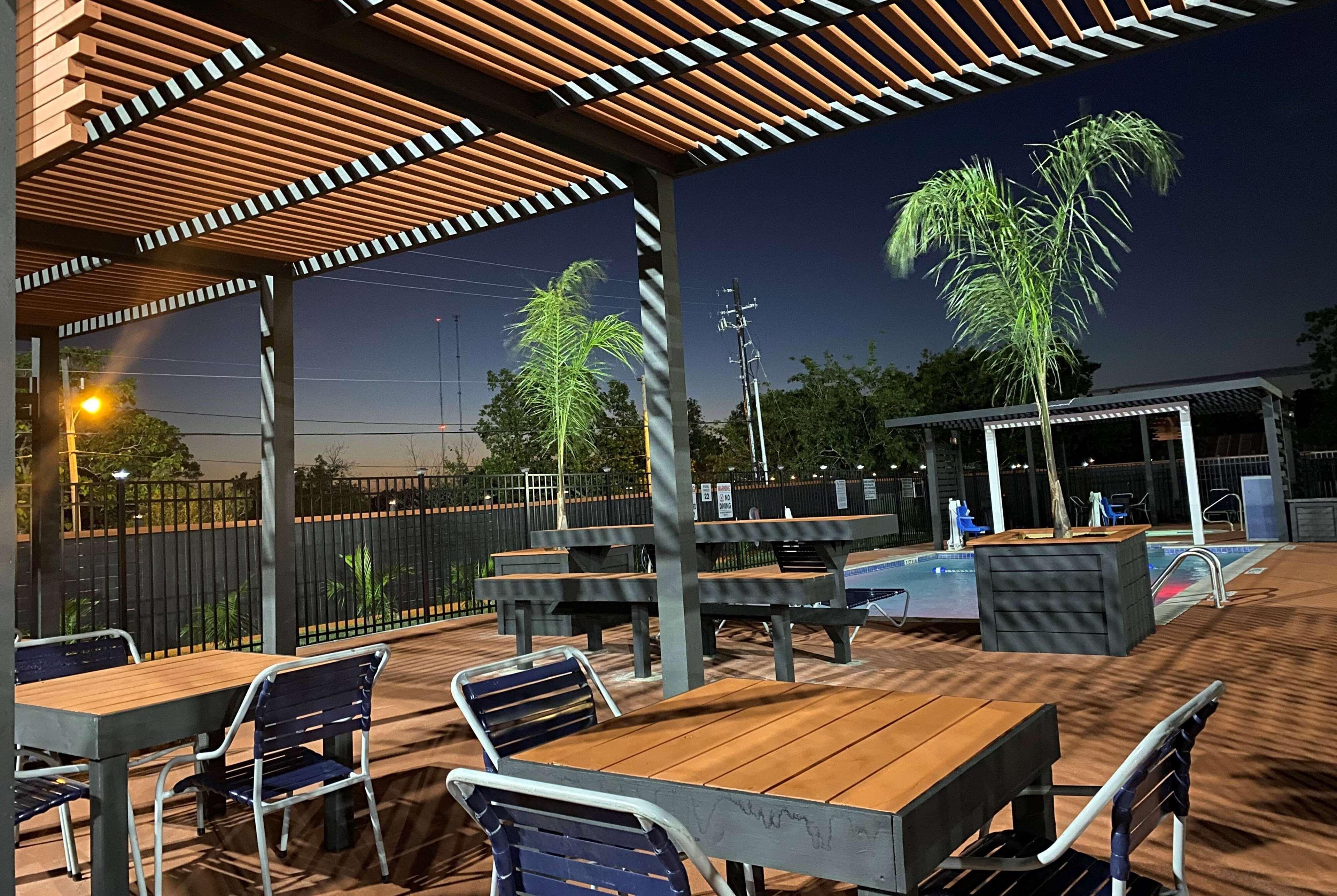 La Quinta By Wyndham Victoria - South Hotel Exterior photo